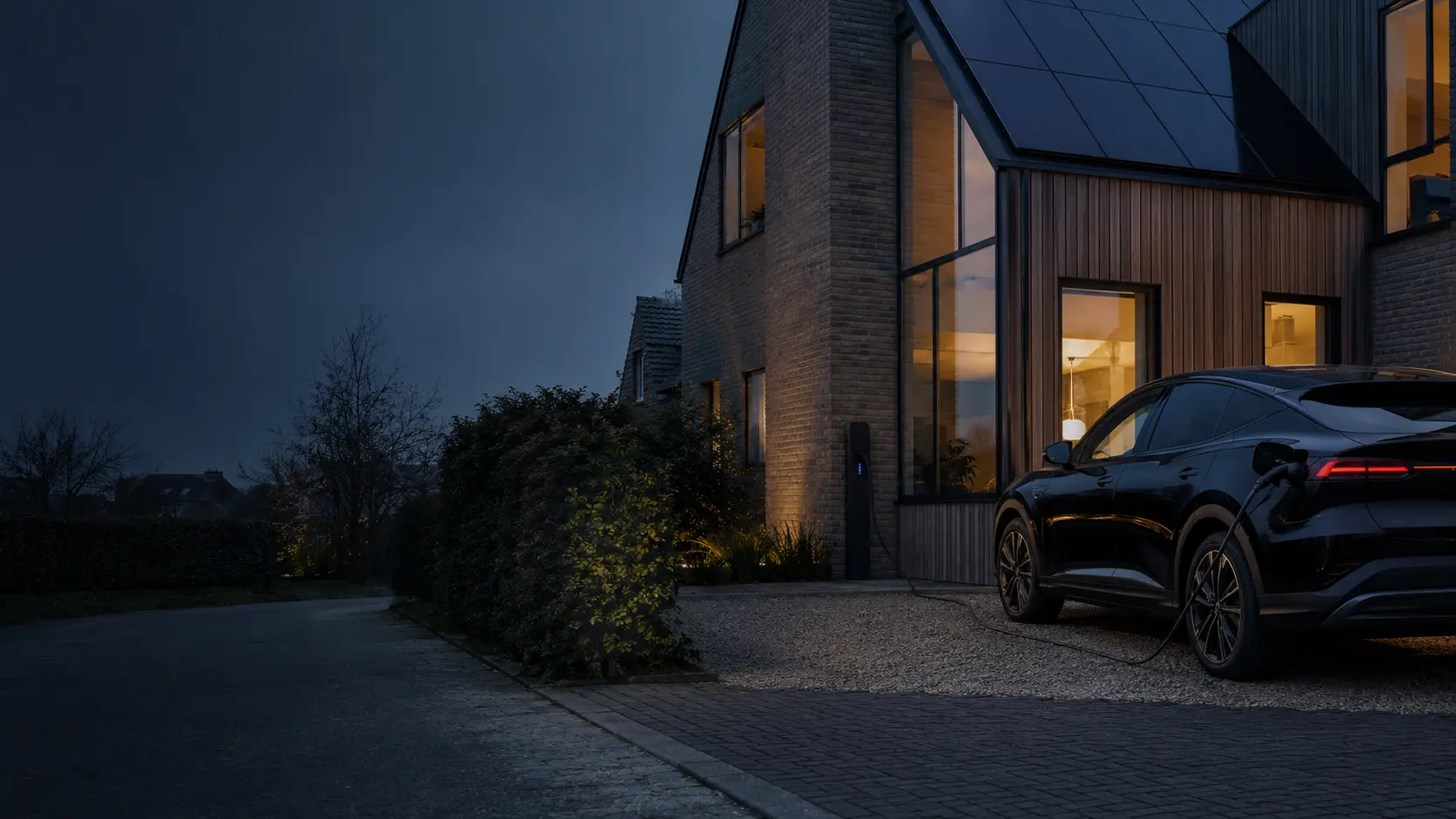 Elektrische auto die laadt bij een Nederlands huis in de avondschemering